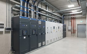 Rozdzielnia elektryczna w nowoczesnym budynku biurowo-handlowym